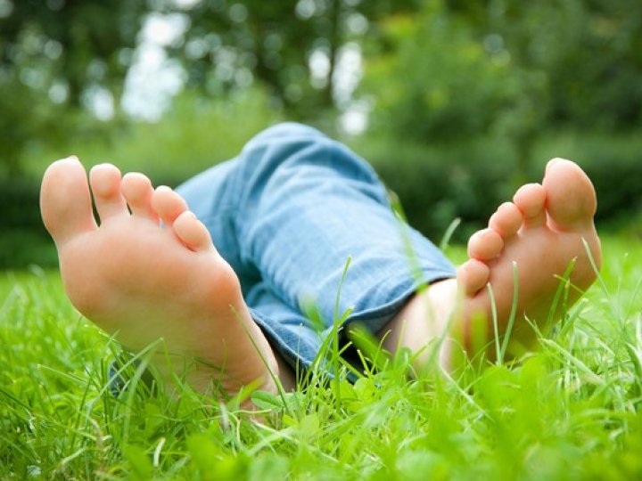 Як вивести плями від трави з одягу: 4 ефективні способи