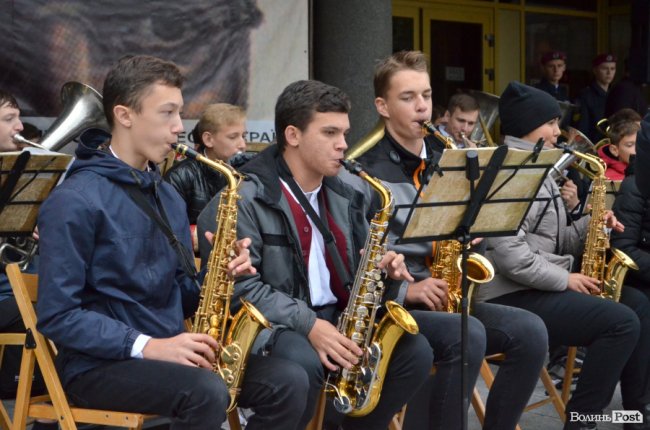 У Луцьку молоді вчителі влаштували запальні танці в центрі міста. ФОТО