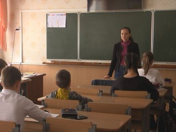 Вчителька-переселенка з Маріуполя викладає українську мову в Луцьку. ВІДЕО