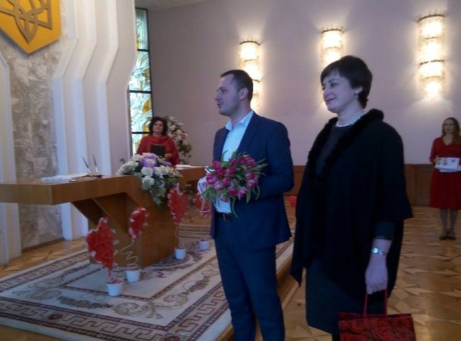 У День всіх закоханих в Луцьку відгуляли кришталеве та трояндове весілля. ФОТО