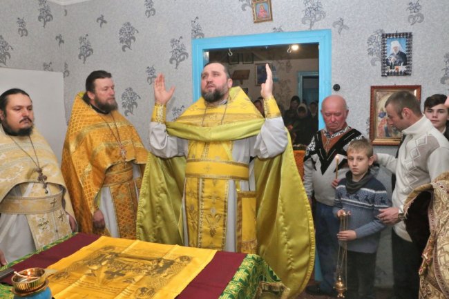 Прихильники УПЦ (МП) на Волині відправили святкову службу у священика вдома. ФОТО