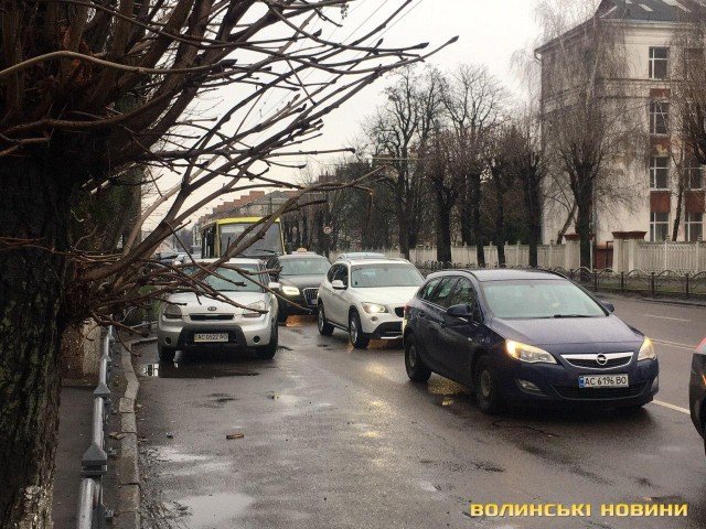 На проспекті у Луцьку – затор через аварію