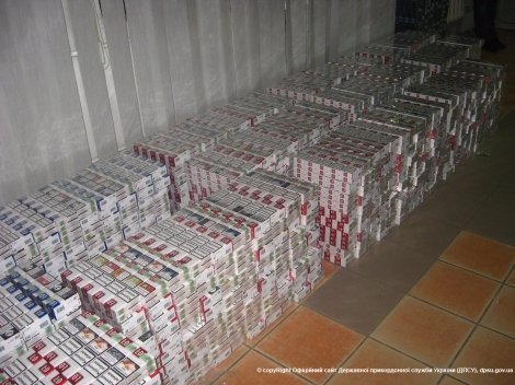 Українські дипломати намагались вивезти 60 тисяч пачок цигарок. ФОТО