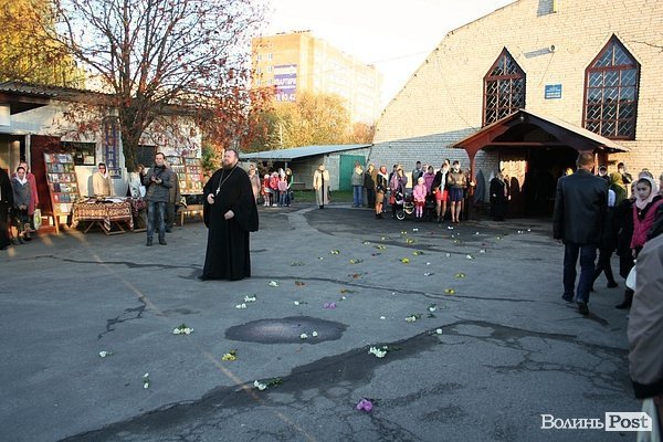 Вулицями Луцька пронесли чудотворні ікони та мощі святих. ФОТО
