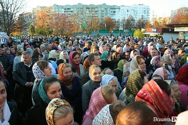 Вулицями Луцька пронесли чудотворні ікони та мощі святих. ФОТО