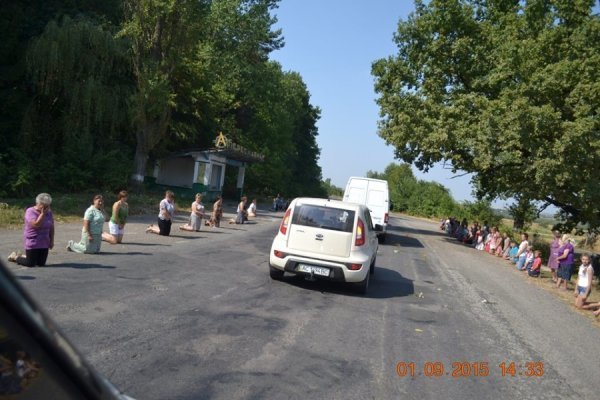 На Іваничівщині люди навколішках зустрічали тіло загиблого в зоні АТО земляка. ФОТО