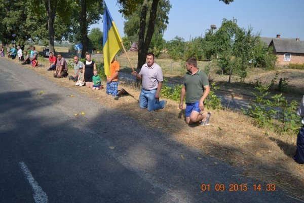 На Іваничівщині люди навколішках зустрічали тіло загиблого в зоні АТО земляка. ФОТО