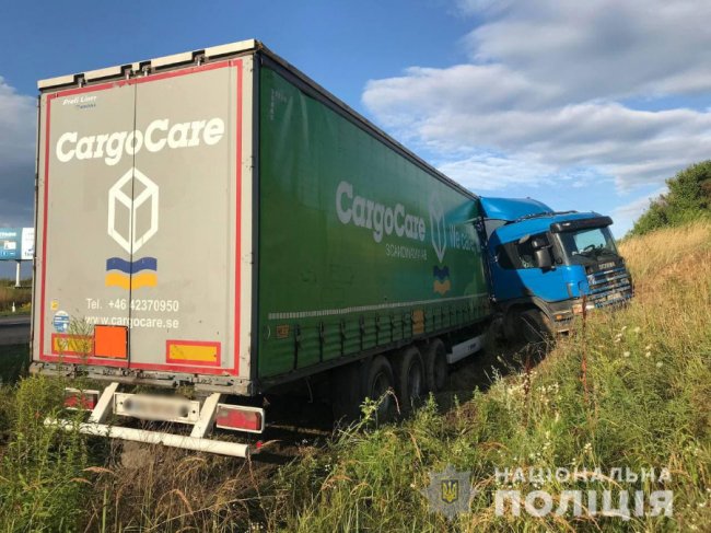 У загиблого водія знайшли рюкзак з наркотиками: поблизу Рівного сталася моторошна ДТП. ФОТО