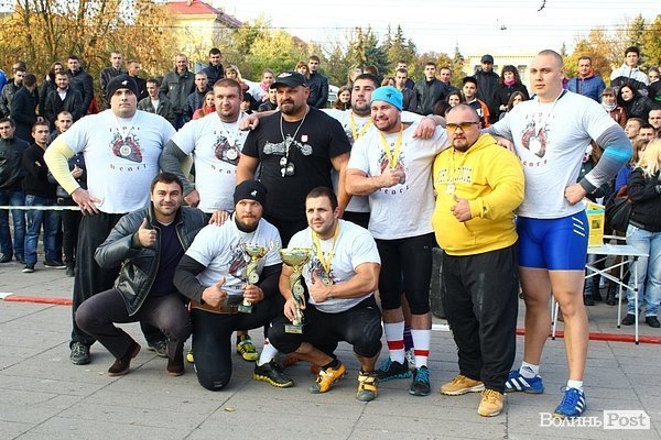 У Луцьку Вірастюк із силачами збирав кошти для військових. ФОТО*