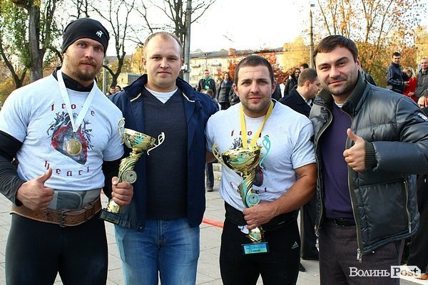 У Луцьку Вірастюк із силачами збирав кошти для військових. ФОТО*