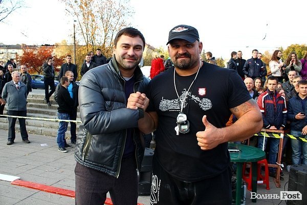 У Луцьку Вірастюк із силачами збирав кошти для військових. ФОТО*