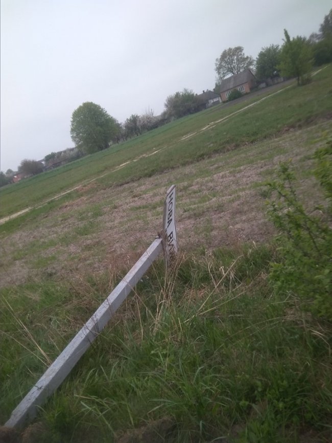 У селі на Волині невідомі повалили дорожні знаки. ФОТО