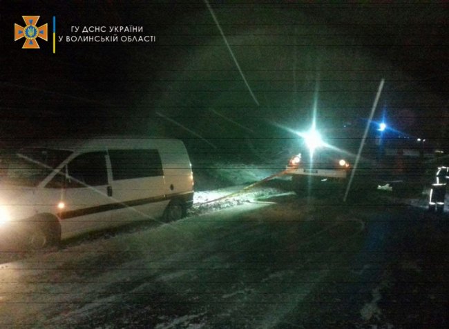 На Волині рятувальники відбуксирували три авто, в яких перебувало 11 людей. ВІДЕО