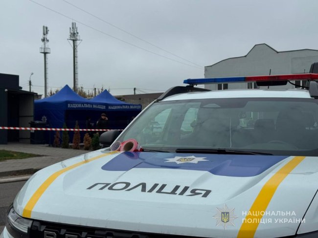 Пошкоджений будинок на Соборності: поліція працює на місцях влучань у Луцьку. ФОТО