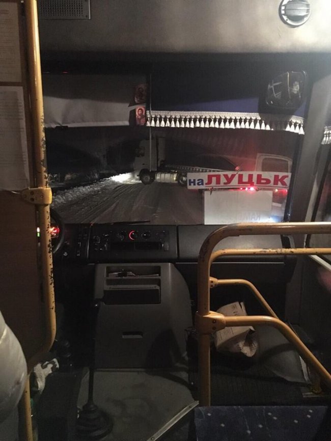 На Волині фура злетіла в кювет: траса заблокована. ФОТО