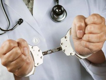 Троє лікарів відповідатимуть за смерть породіллі на Львівщині