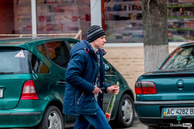 За день до свята: Луцьк накрила тюльпанова лихоманка. ФОТО