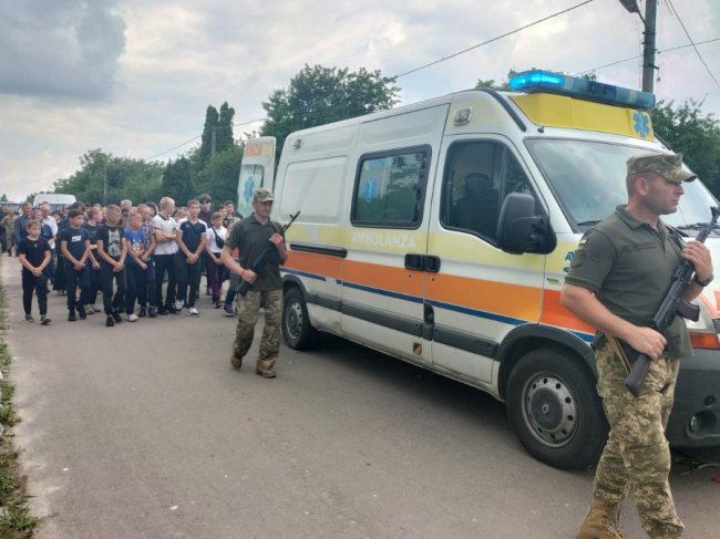Місяць тому батьки поховали старшого сина-Героя: на Волині попрощалися з воїном Олександром Поліщуком