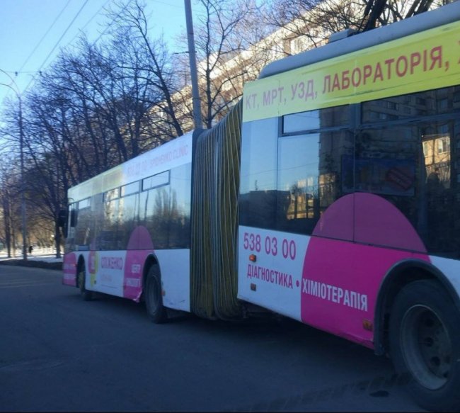 У Києві під час руху тролейбус розламався навпіл. ФОТО