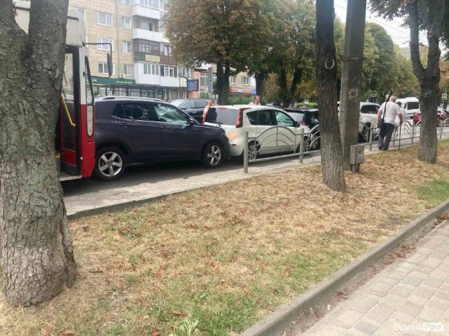 У Луцьку на Перемоги - аварія: зіткнулися тролейбус та чотири автівки