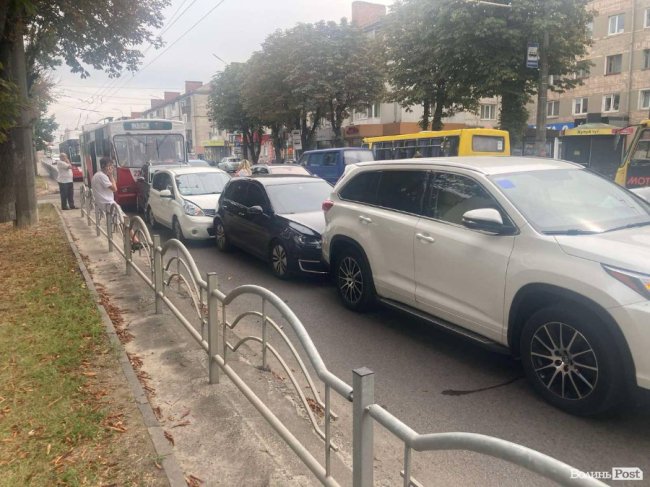 У Луцьку на Перемоги - аварія: зіткнулися тролейбус та чотири автівки