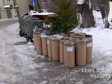 У Луцьку на перехресті з автівки викинули відходи. ФОТО