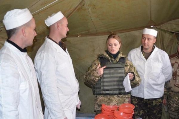 Солдат, що навчався в Луцьку, пригощав Ольгу Фреймут в зоні АТО. ФОТО