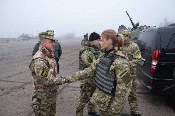 Солдат, що навчався в Луцьку, пригощав Ольгу Фреймут в зоні АТО. ФОТО