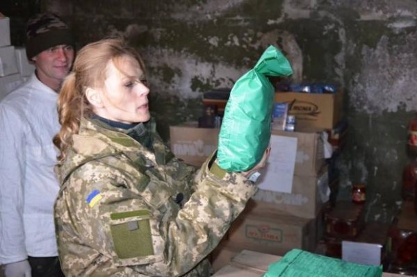 Солдат, що навчався в Луцьку, пригощав Ольгу Фреймут в зоні АТО. ФОТО