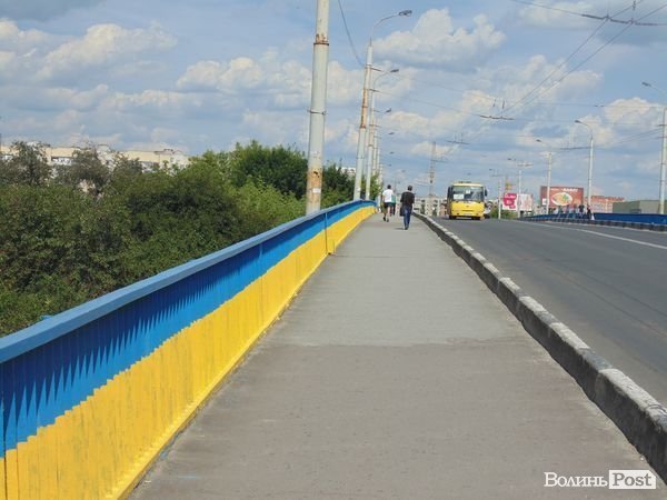 У Луцьку продовжили розфарбовувати «патріотичний» міст. ФОТО