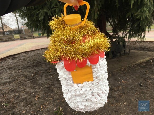 Головну ялинку Нововолинська прикрасили іграшками, які зробили діти. ФОТО