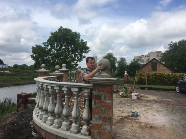 «Навіщо їхати в Італію, якщо її можна побудувати тут»: дизайнер з Волині власноруч облаштував зону відпочинку