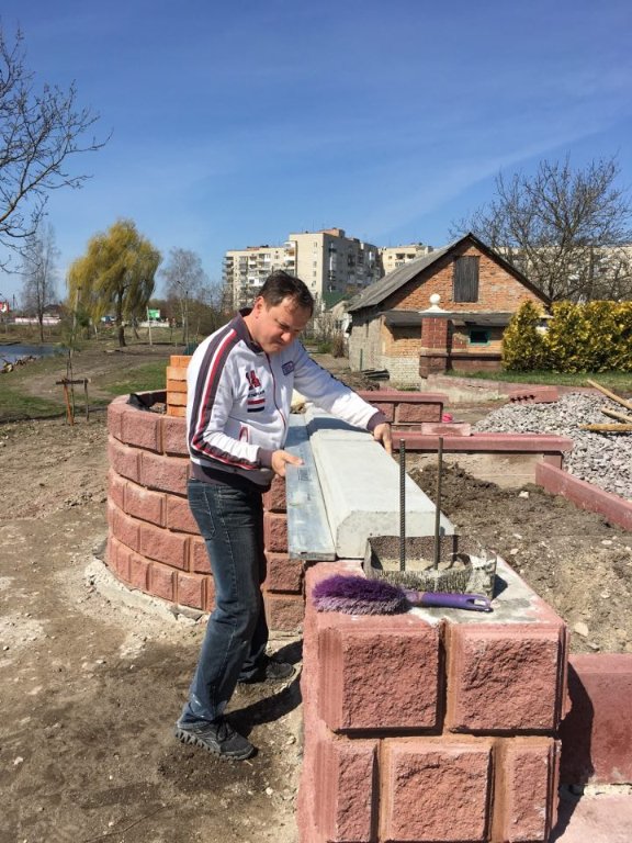 «Навіщо їхати в Італію, якщо її можна побудувати тут»: дизайнер з Волині власноруч облаштував зону відпочинку