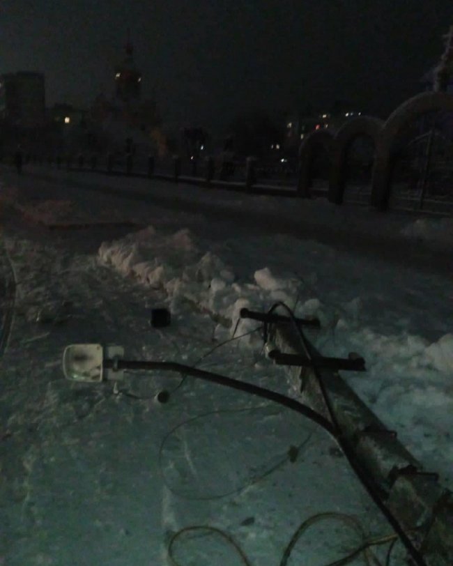 На Волині  через слизьку дорогу автомобіль зніс електроопору. ФОТО