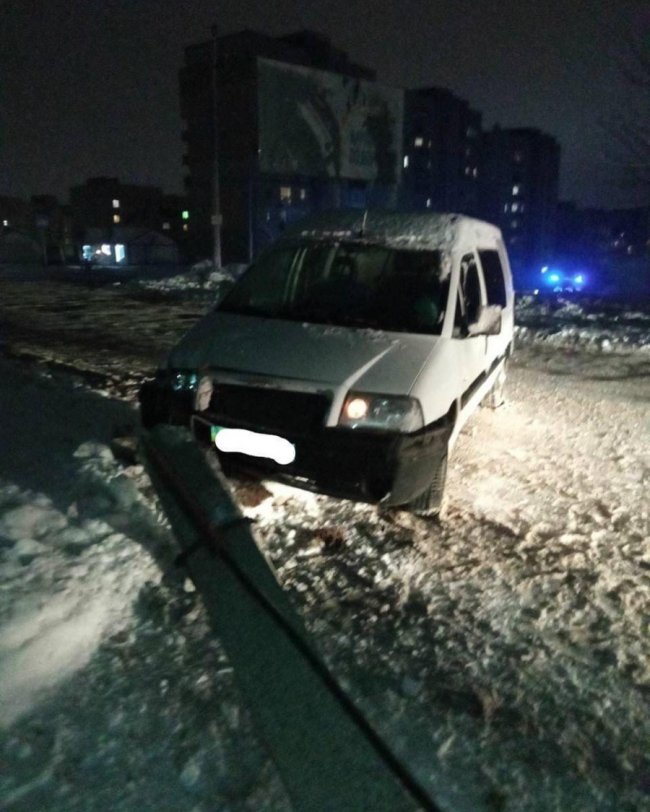 На Волині  через слизьку дорогу автомобіль зніс електроопору. ФОТО