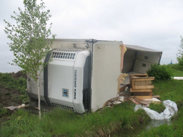 Аварія на Волині: перекинулася фура з меблями. ФОТО