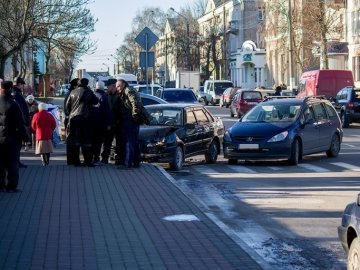 У центрі Нововолинська через погану видимість зіткнулися дві машини. ФОТО
