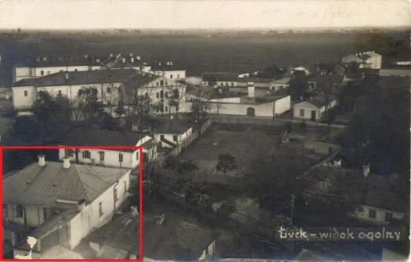 Такий вигляд мав будинок на Плитниці 7 в міжвоєнний період. Фото зроблено із Луцького замку. Зображення з Національної бібліотеки Польщі надав Олександр Котис