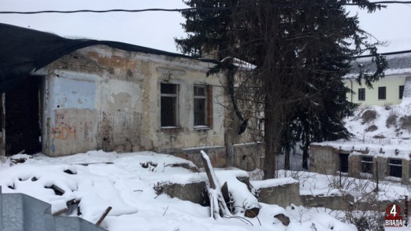 Якщо чотири роки тому в будівлі були ще хоча б якісь залишки даху, то тепер він остаточно обвалився.