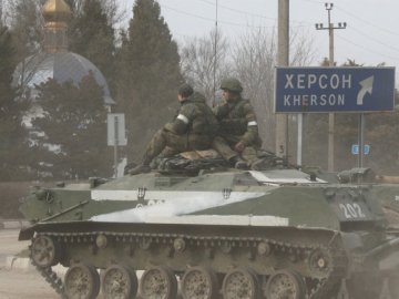 На окупованих територіях Херсонщини посилюють поліцейський режим: порушникам погрожують розстрілом на місці