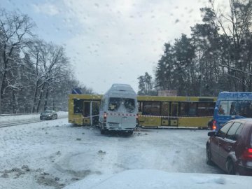 Аварія на Житомирській трасі: маршрутка з дітьми протаранила автобус