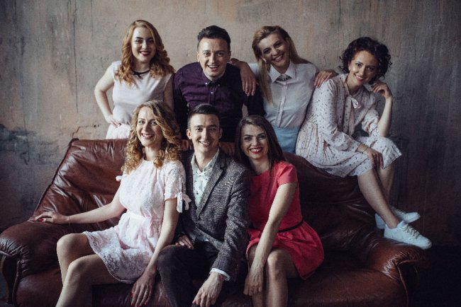 Луцькі телеведучі знялись у фотосесії в стилі «Friends». ФОТО