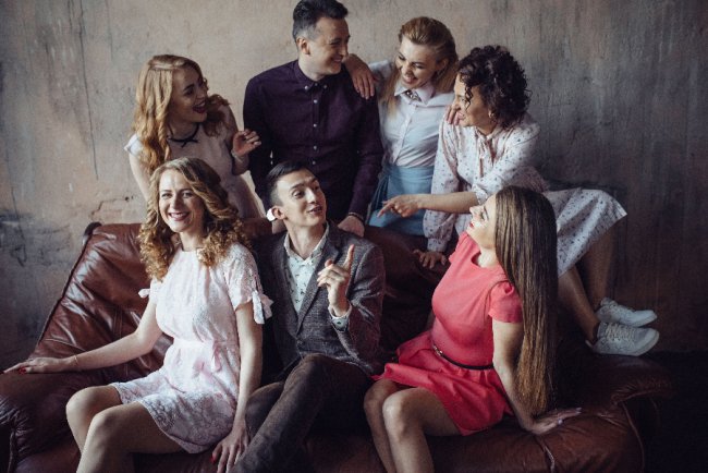 Луцькі телеведучі знялись у фотосесії в стилі «Friends». ФОТО