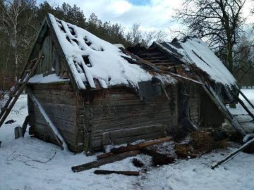 У селі на Волині горіла стара дерев’яна хата: врятувалась бабуся