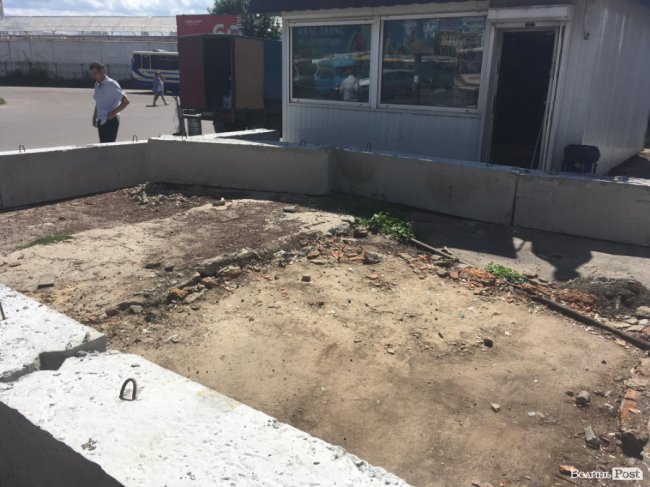 На луцькій автостанції встановили блоки, щоб «тримати оборону» від підприємця