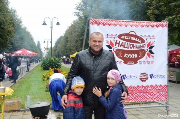 На луцькому «Фестивалі національної кухні» свиню почали пекти ще уночі. ФОТО