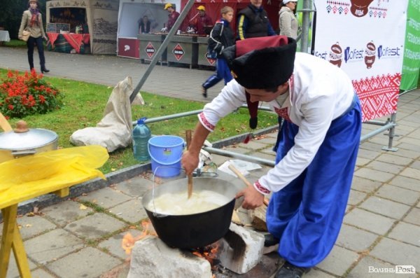 На луцькому «Фестивалі національної кухні» свиню почали пекти ще уночі. ФОТО