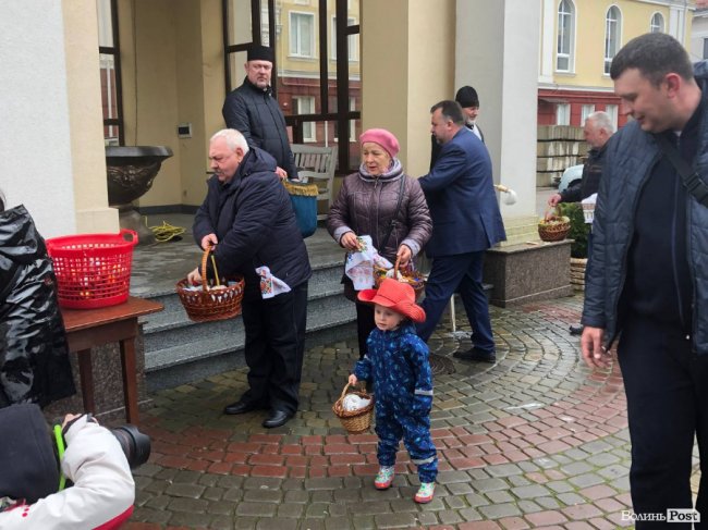 У луцькому соборі освячують великодні кошики. ФОТО