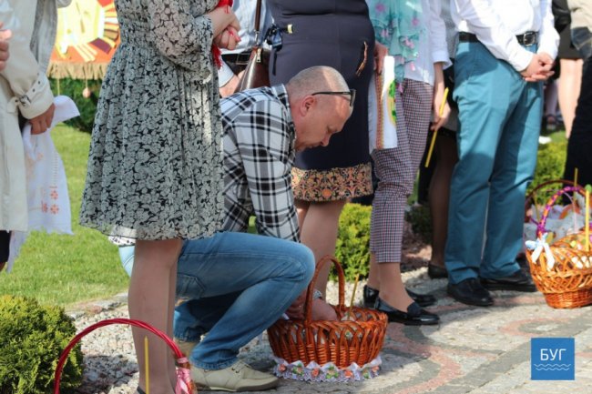 У місті на Волині освятили перші великодні кошики. ФОТО