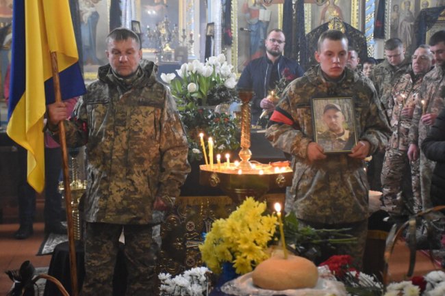 У Княгининку під рясним дощем в останню дорогу провели полеглого захисника Володимира Олійника. ФОТО